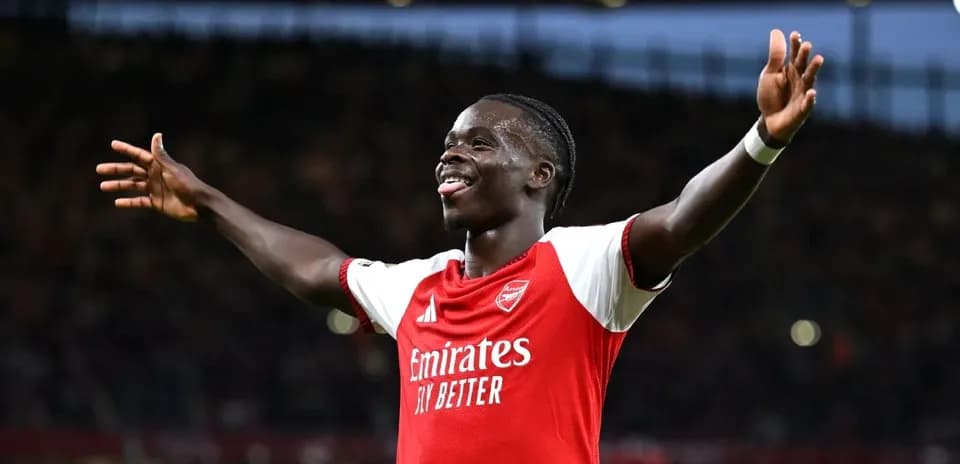 Jugador de Arsenal celebrando con los brazos levantados