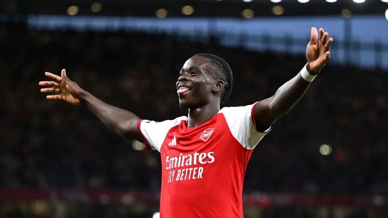 Jugador de Arsenal celebrando con los brazos levantados