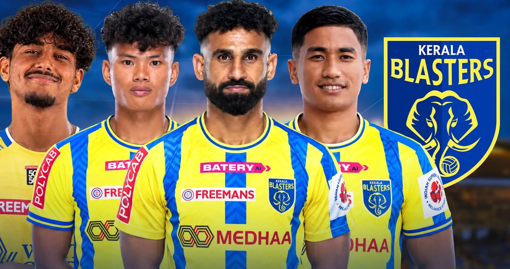 Cuatro jugadores de Kerala Blasters posando juntos