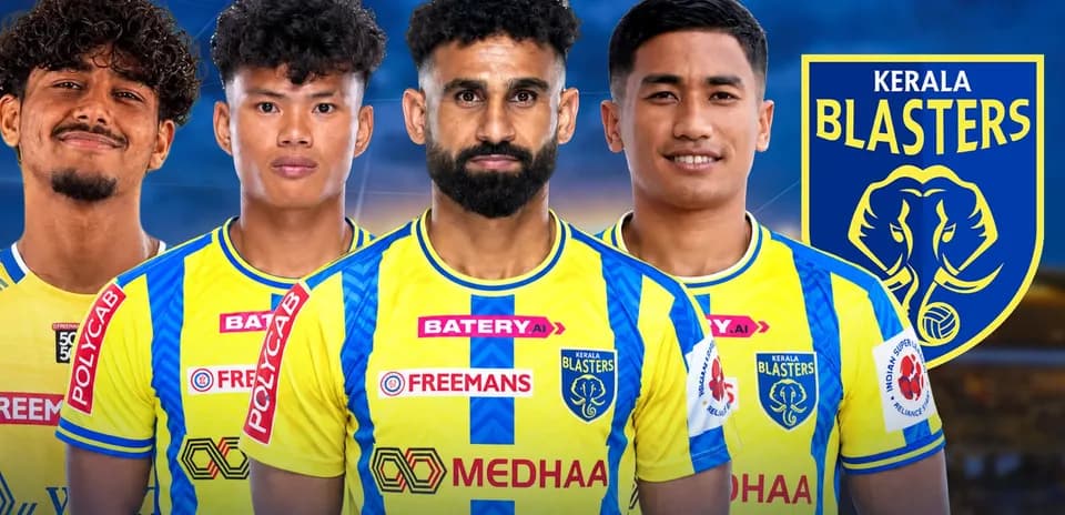 Cuatro jugadores de Kerala Blasters posando juntos