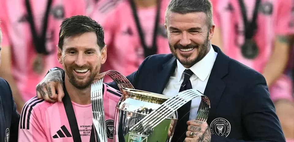 Lionel Messi y David Beckham celebrando con trofeo