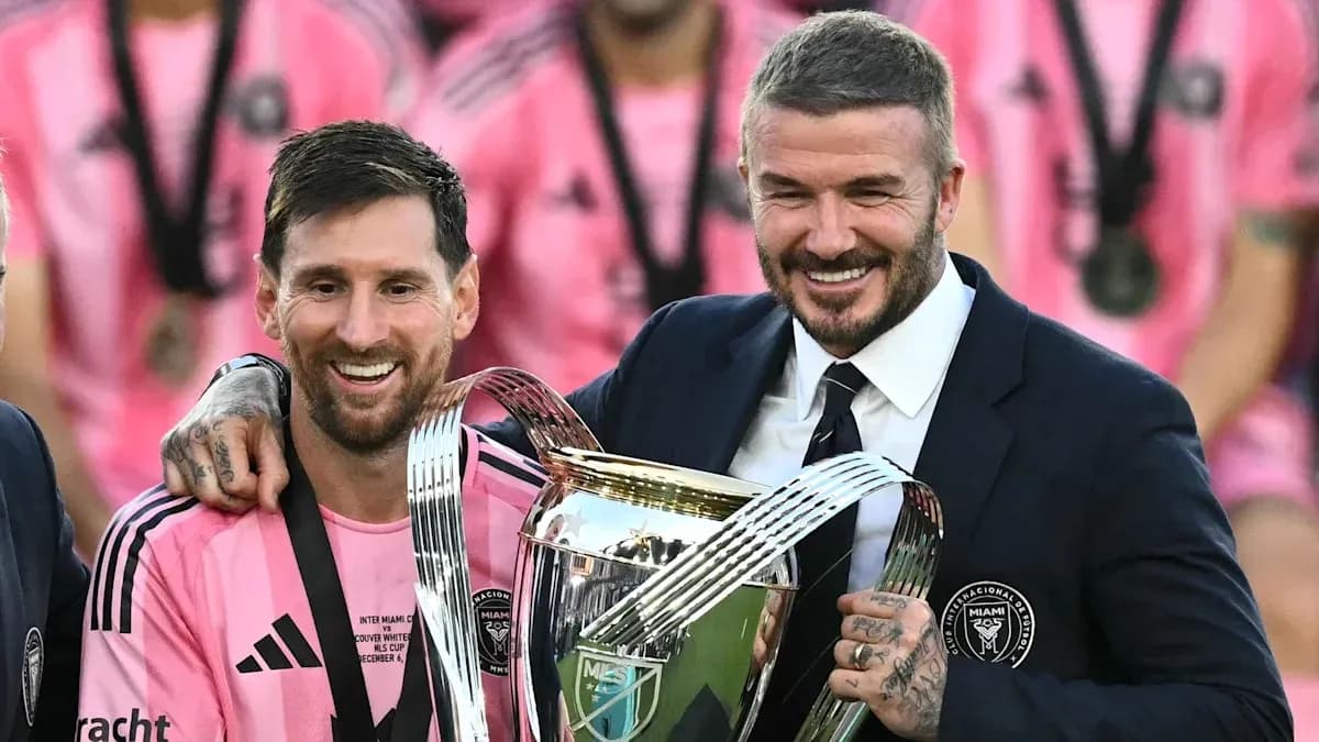 Lionel Messi y David Beckham celebrando con trofeo