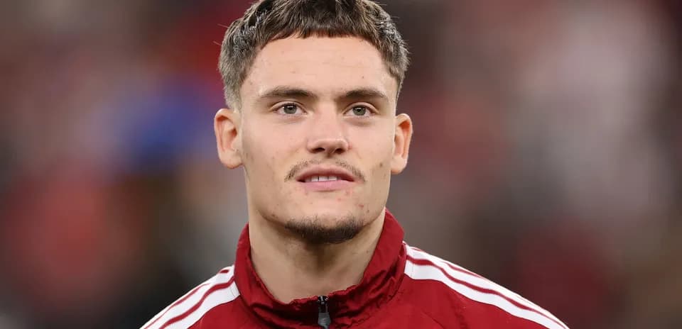 Jugador con chaqueta roja en el campo