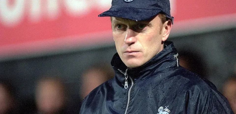 Entrenador de fútbol en la línea de banda