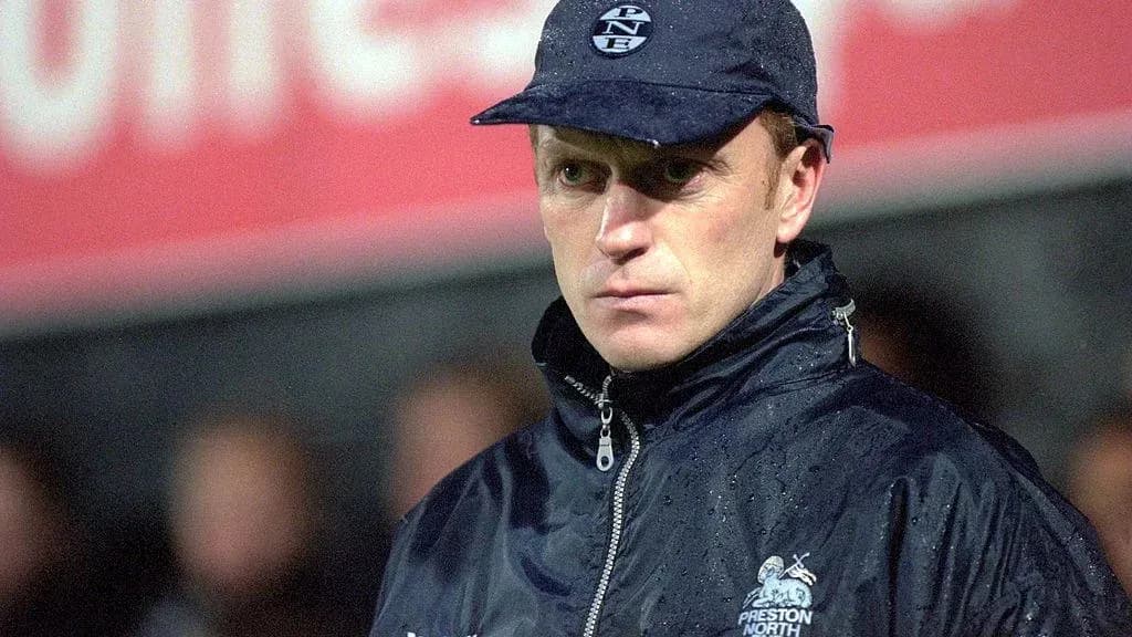 Entrenador de fútbol en la línea de banda