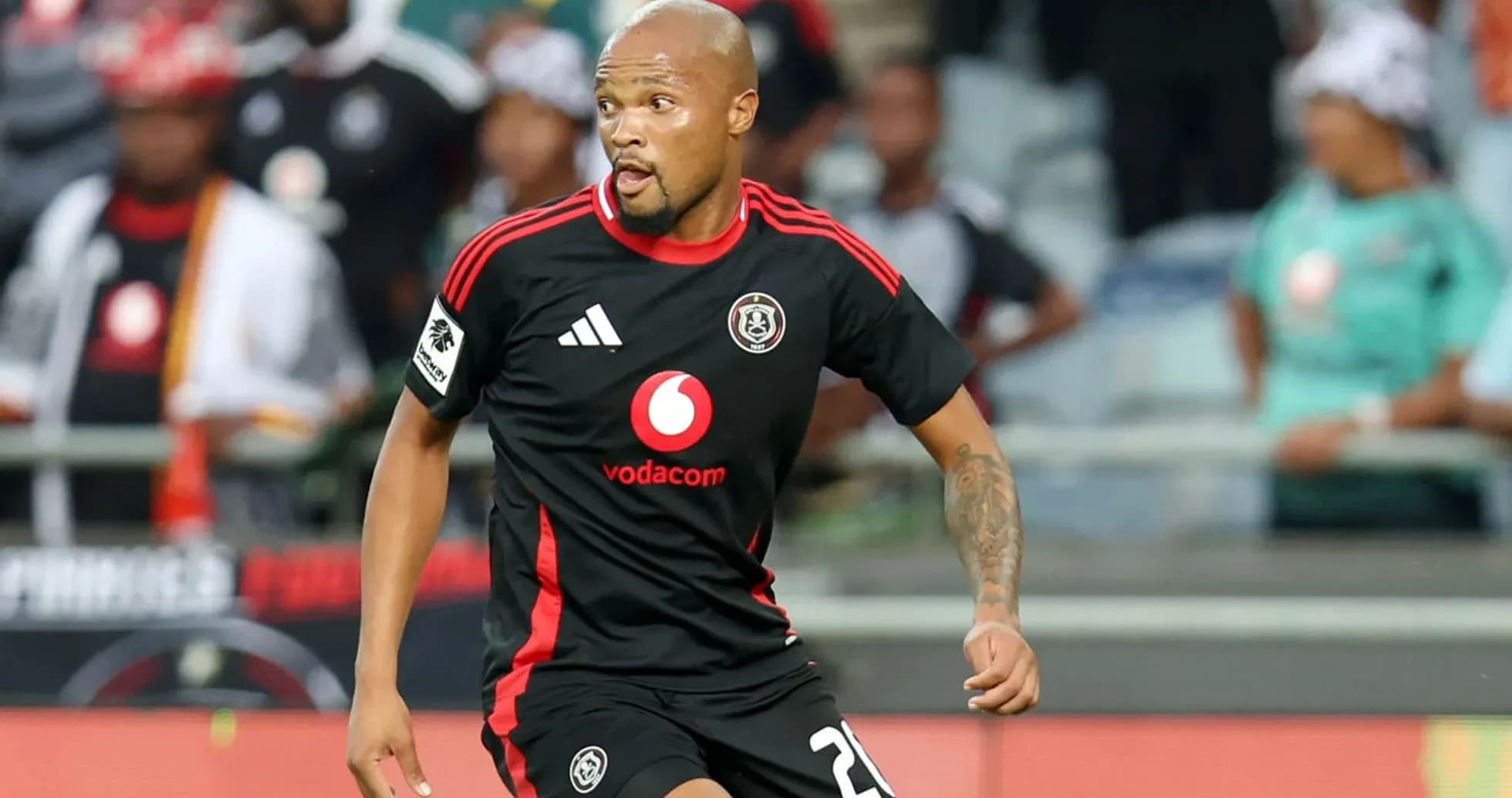 Jugador de Orlando Pirates corriendo con el balón