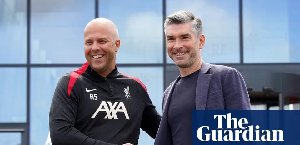 Dos hombres estrechando manos en el club Liverpool