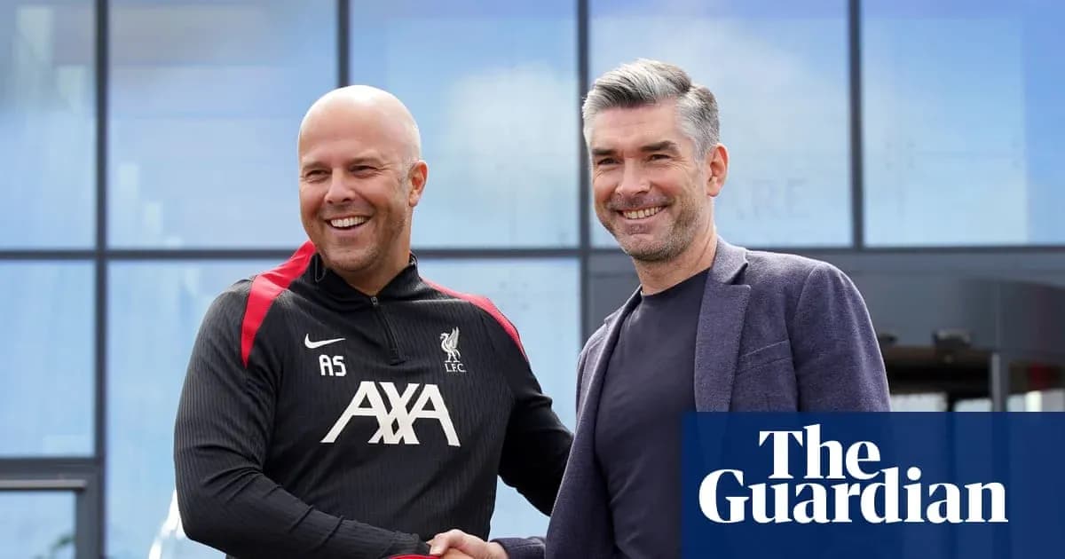 Dos hombres estrechando manos en el club Liverpool