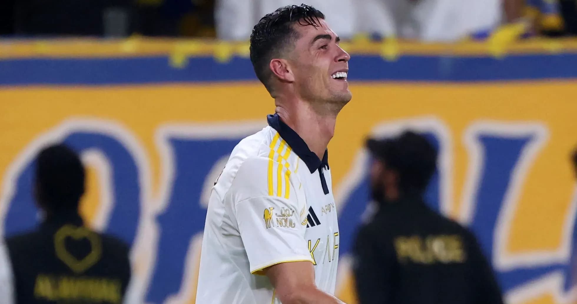 Jugador sonriente en el campo durante el partido