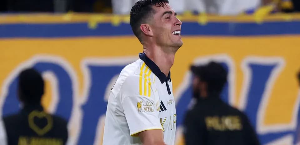 Jugador sonriente en el campo durante el partido