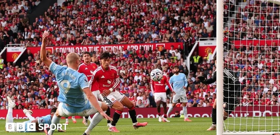 Jugador de Manchester City intentando marcar gol contra Manchester United