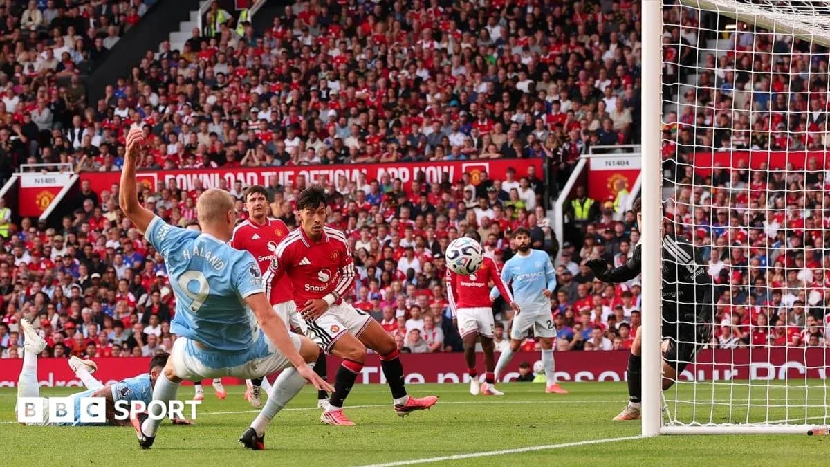 Jugador de Manchester City intentando marcar gol contra Manchester United