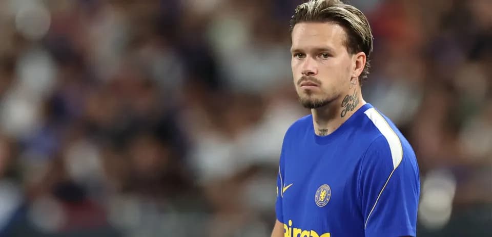 Jugador con camiseta del Chelsea en el campo