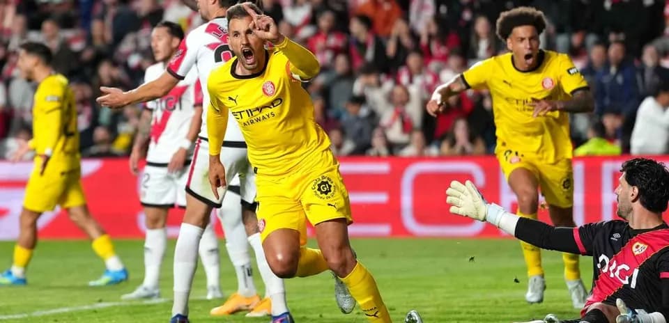 Jugadores celebrando un gol en partido de fútbol