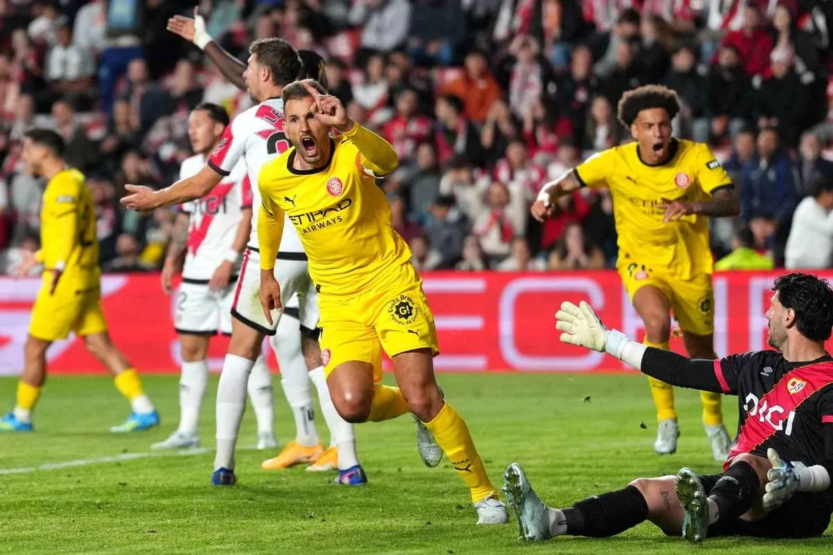 Jugadores celebrando un gol en partido de fútbol