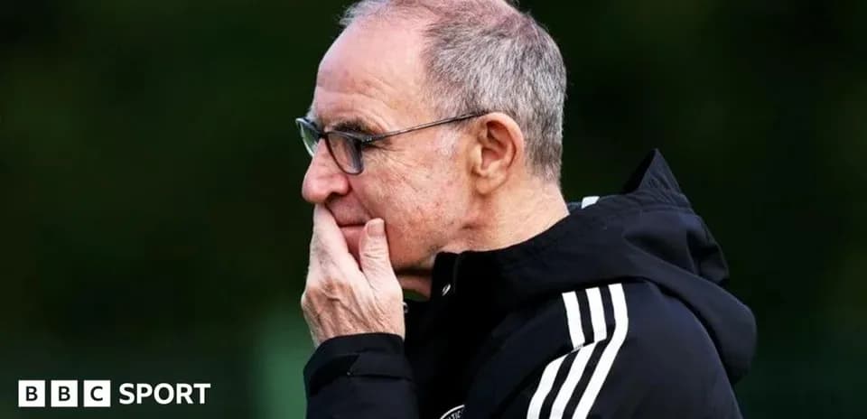 Entrenador pensativo durante una sesión de entrenamiento