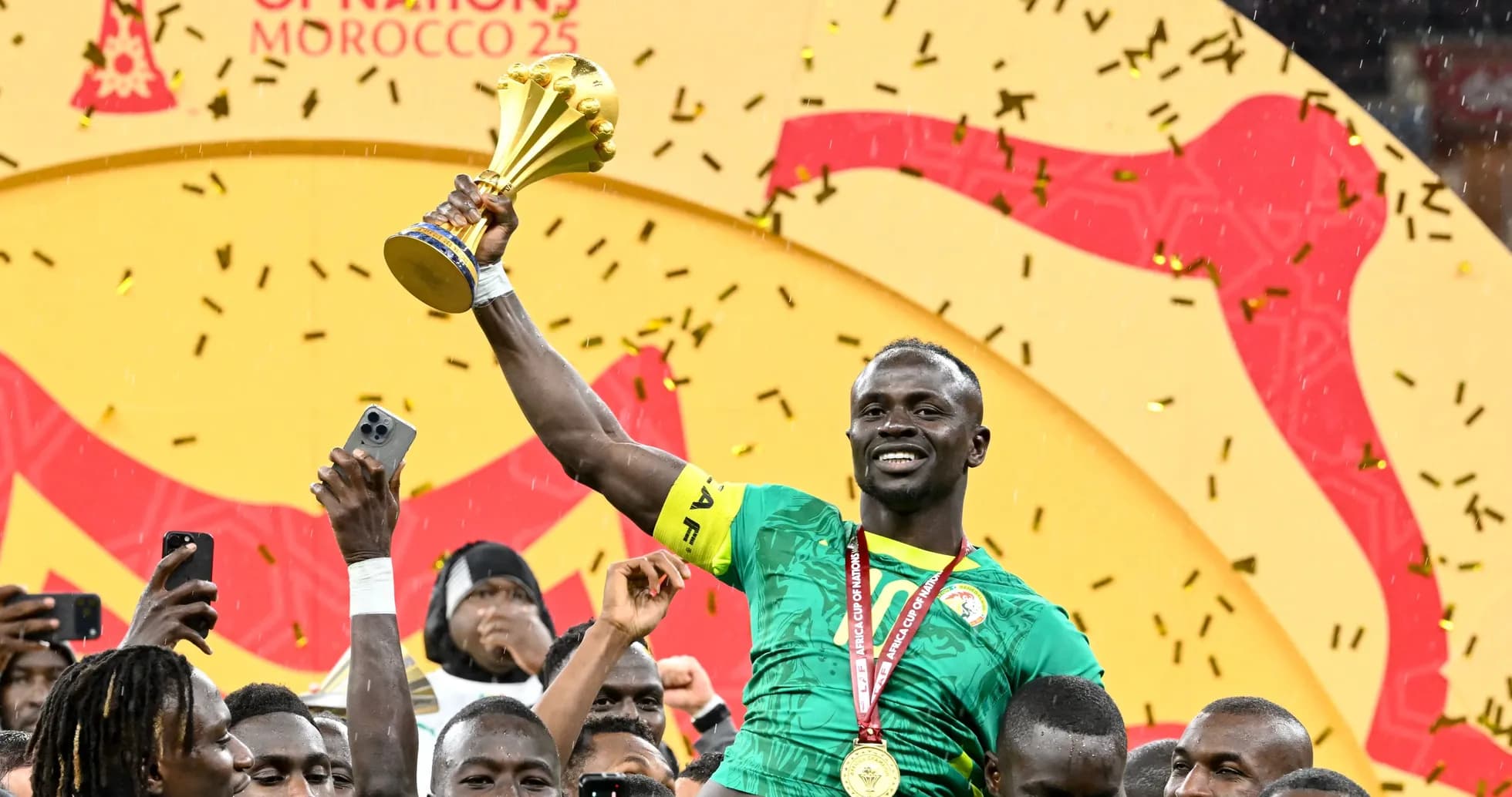 Jugador levantando el trofeo de la Copa África