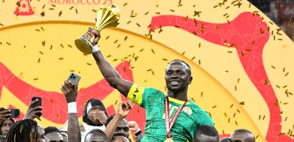 Jugador levantando el trofeo de la Copa África