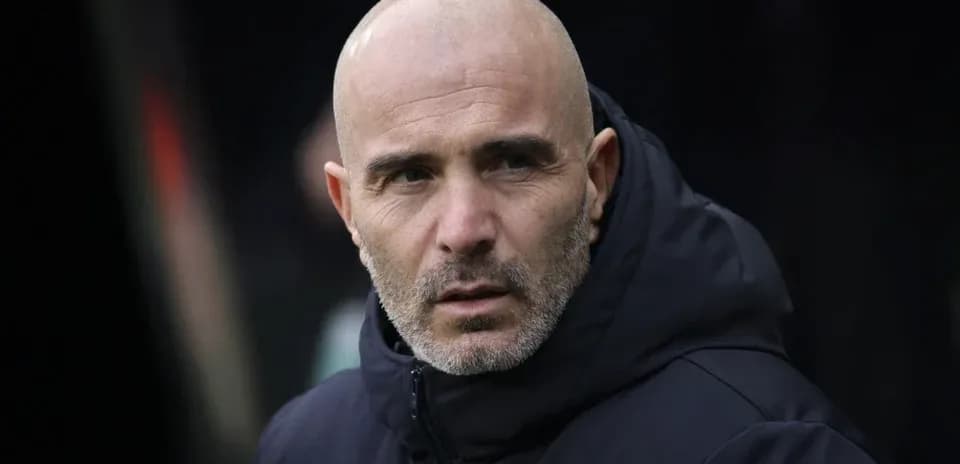 Entrenador observando el partido desde la línea lateral