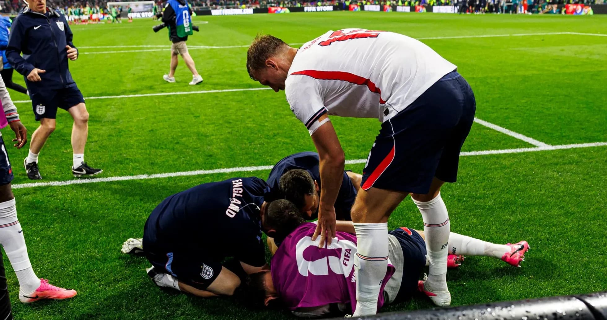 Jugadores de Inglaterra atendiendo a compañero en el suelo