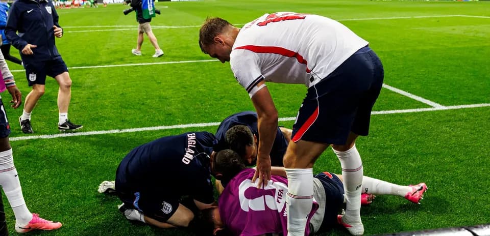 Jugadores de Inglaterra atendiendo a compañero en el suelo