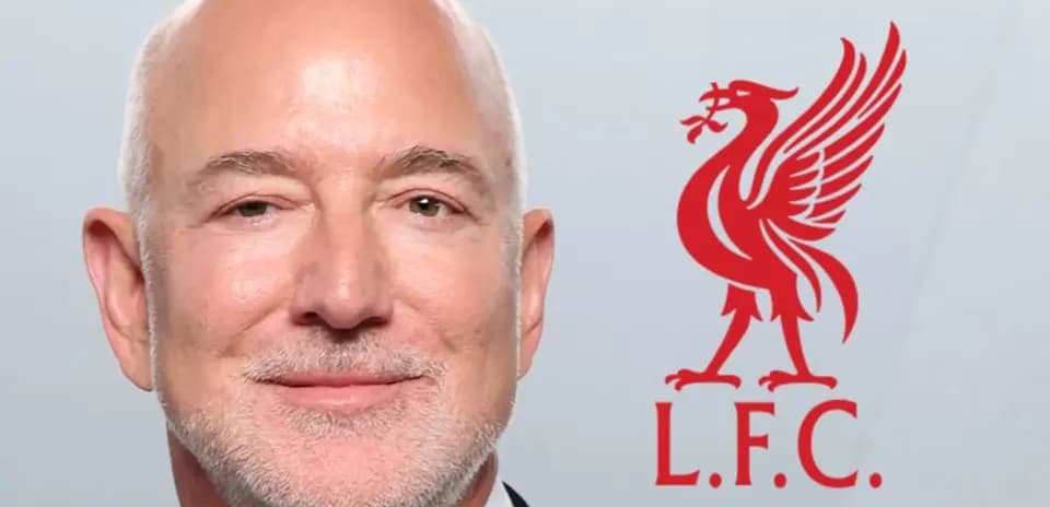 Persona con logo de Liverpool F.C. de fondo