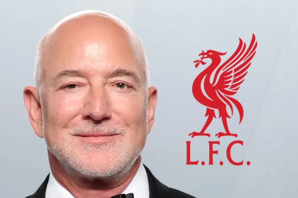 Persona con logo de Liverpool F.C. de fondo