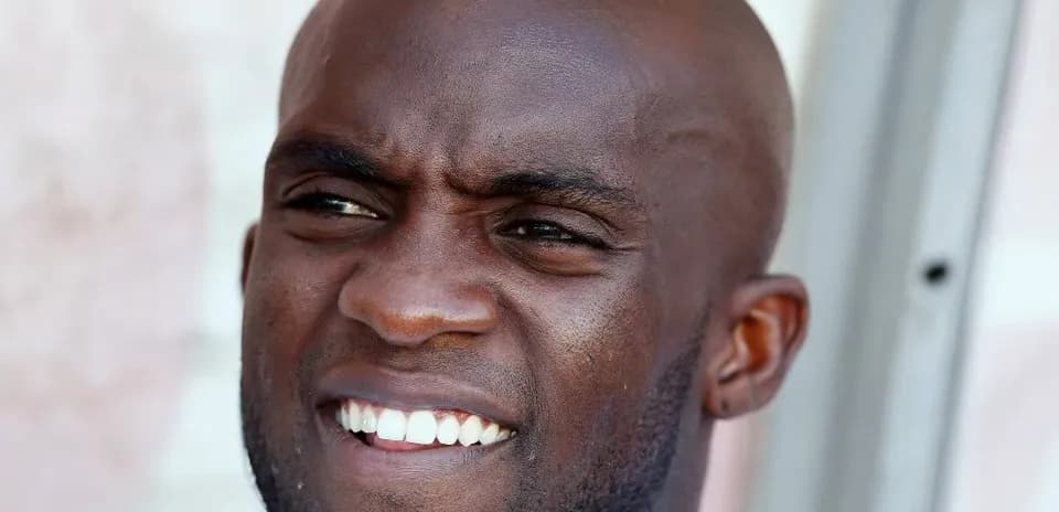 Jugador sonriendo durante evento deportivo