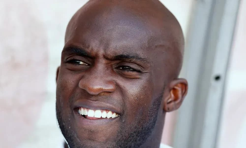 Jugador sonriendo durante evento deportivo