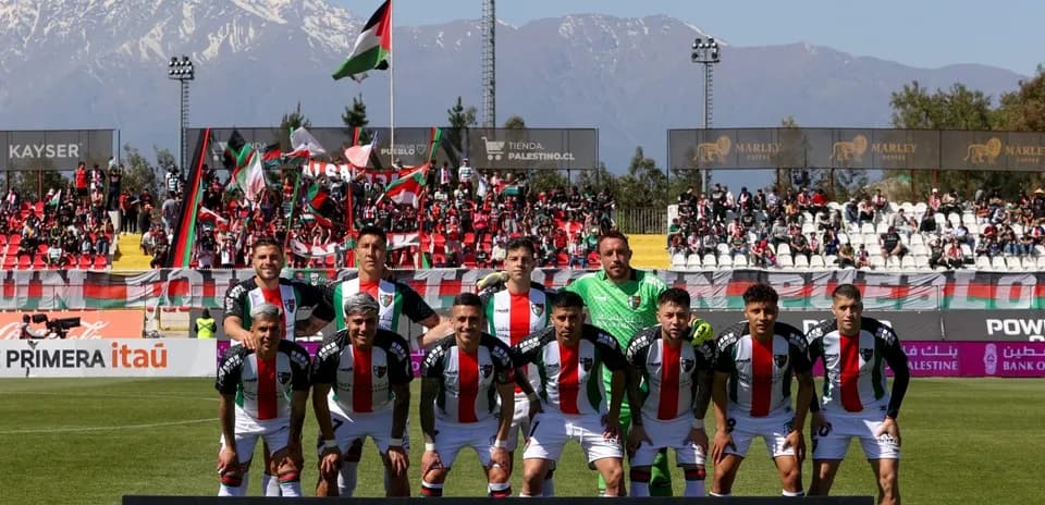 Jugadores de Palestino posando antes del partido