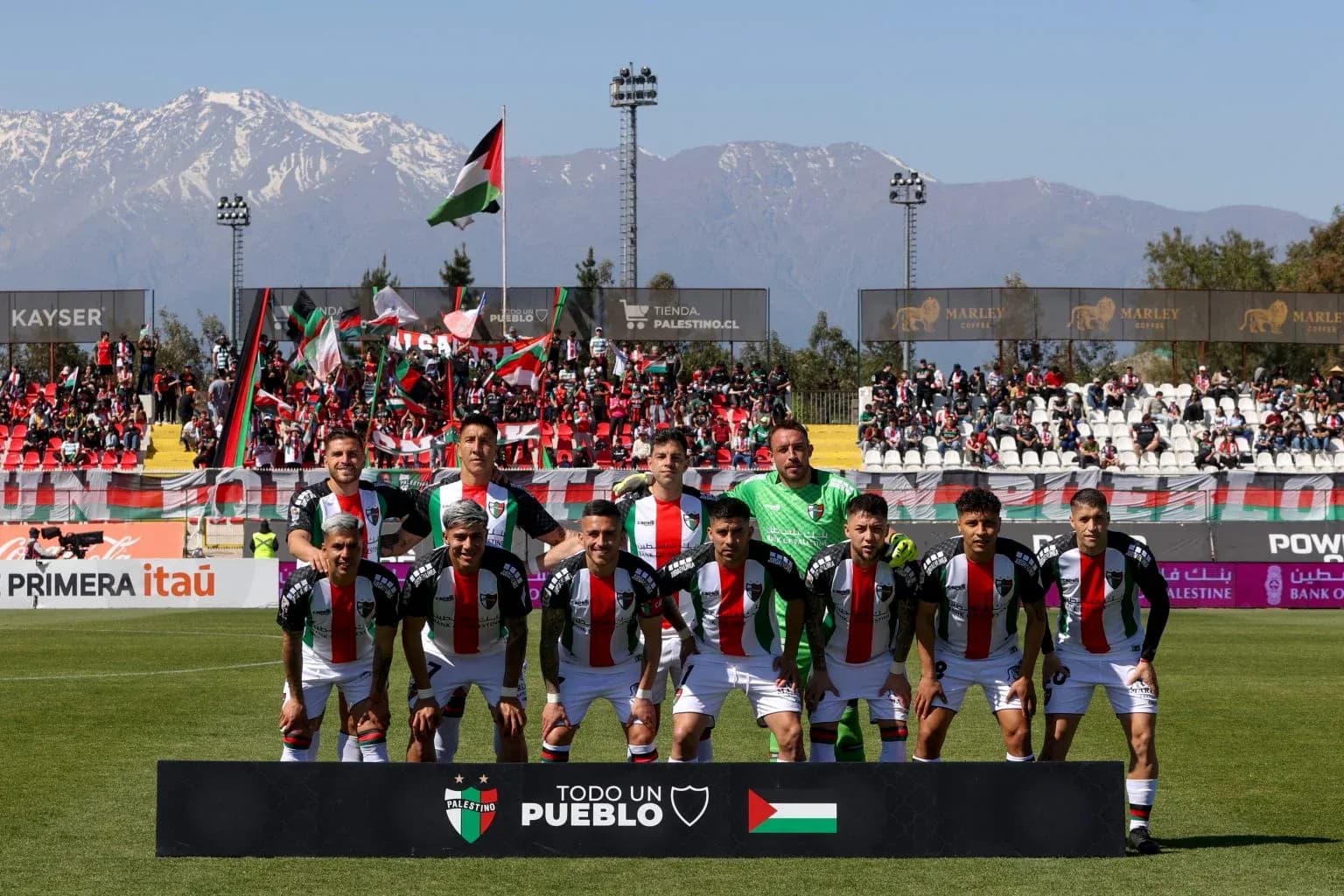 Jugadores de Palestino posando antes del partido