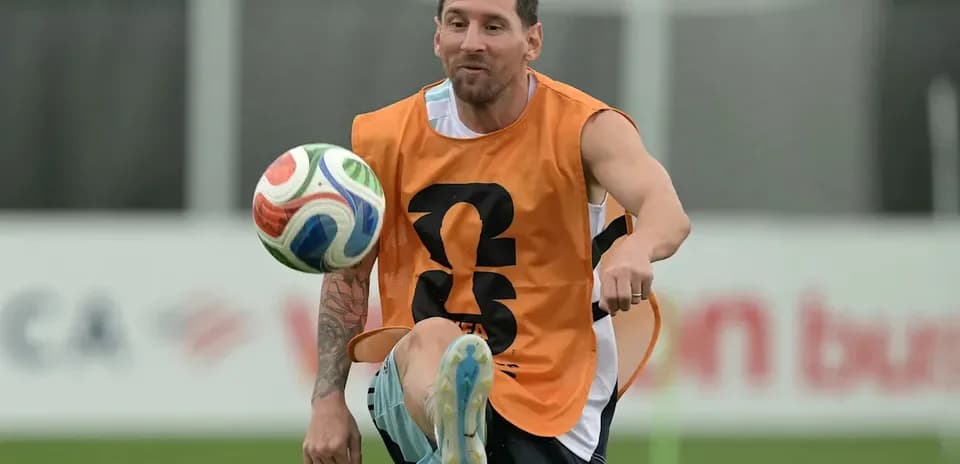 Jugador entrenando con balón en campo de fútbol