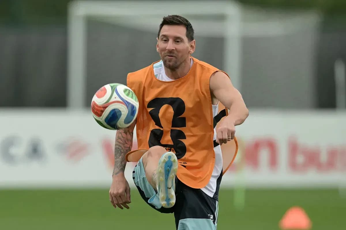 Jugador entrenando con balón en campo de fútbol