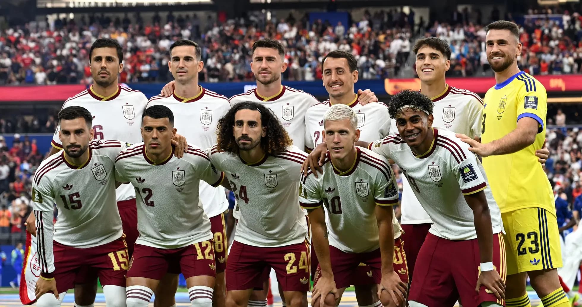 Equipo de España posando antes del partido