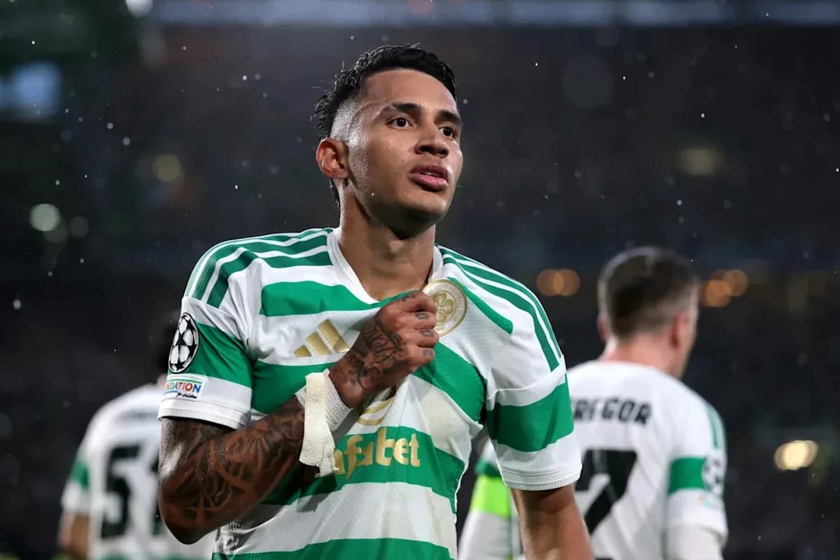 Jugador de Celtic celebrando con camiseta del equipo