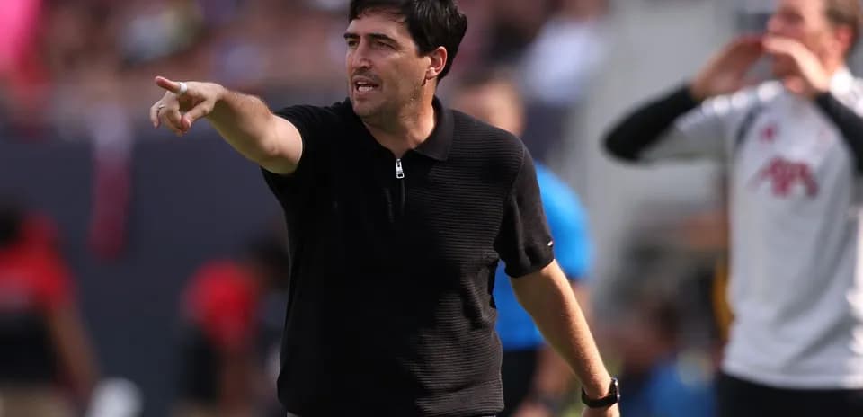 Entrenador dirigiendo a su equipo en el campo