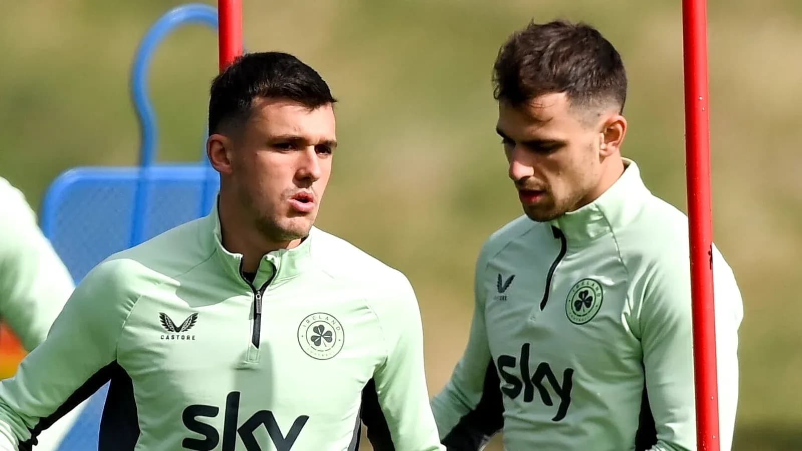 Jugadores conversando durante sesión de entrenamiento