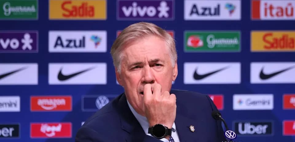 Entrenador en conferencia de prensa con logotipos de patrocinadores