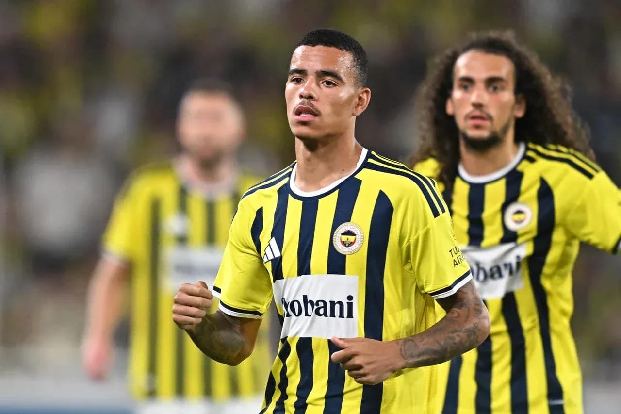 Jugadores de Fenerbahçe en partido de fútbol