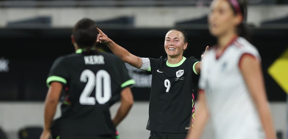 Jugadora celebrando un gol con compañeras de equipo