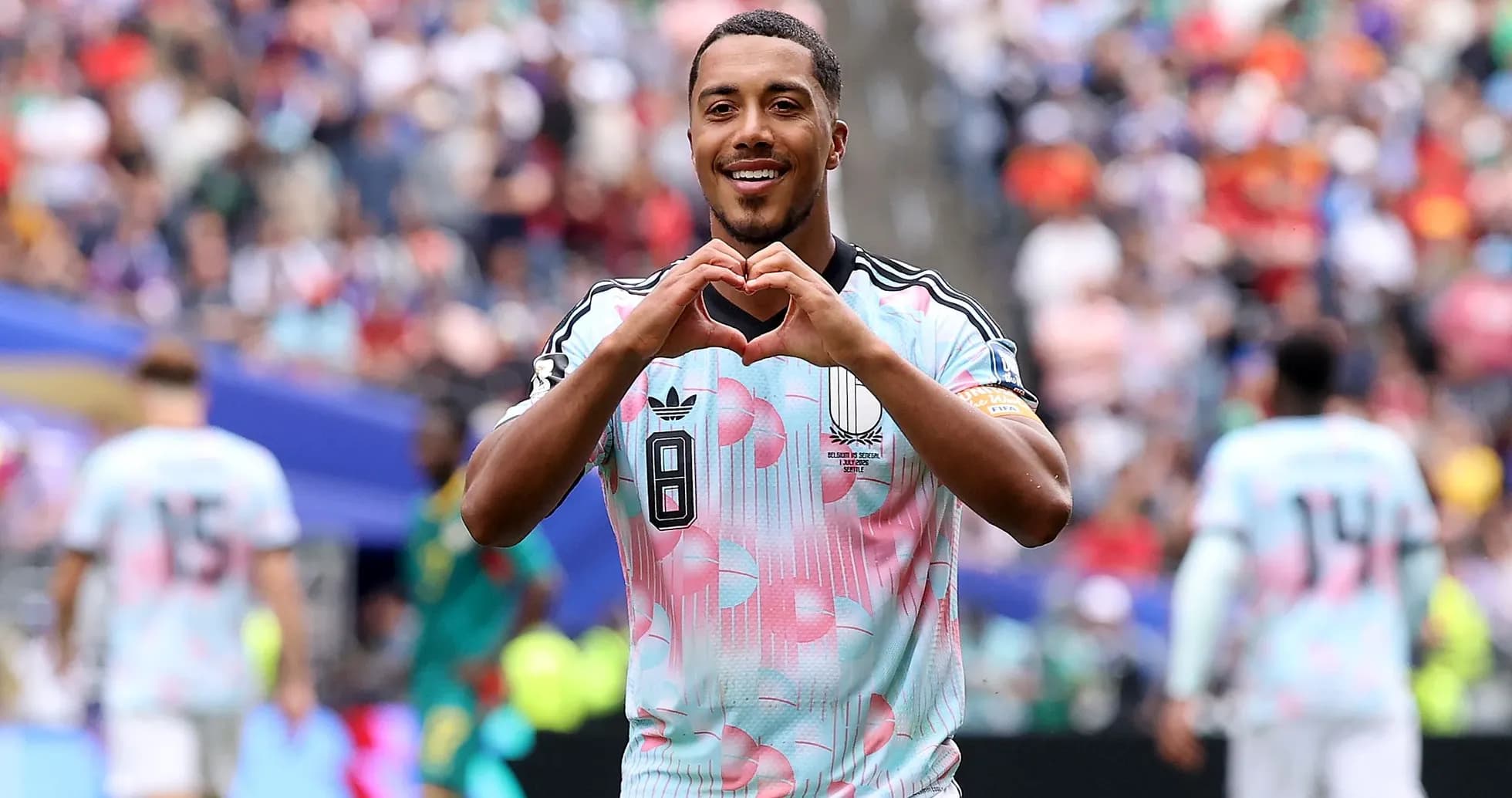 Jugador celebrando con un gesto de corazón en el campo