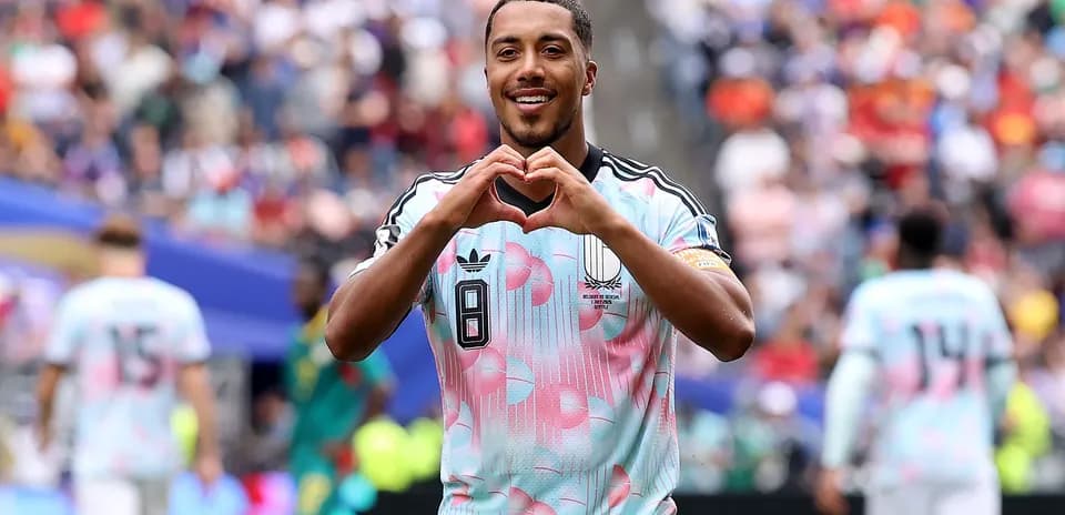 Jugador celebrando con un gesto de corazón en el campo