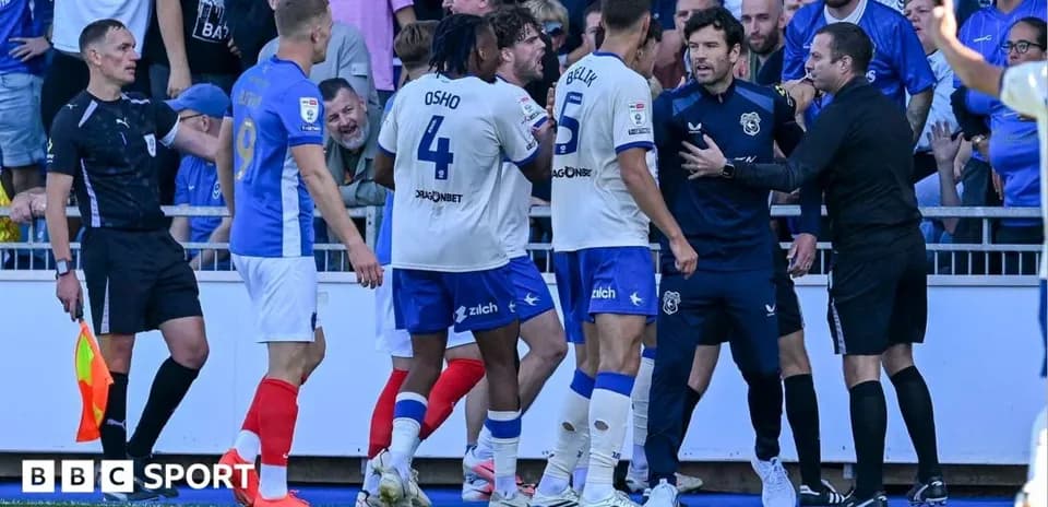 Jugadores discutiendo con el árbitro en el campo