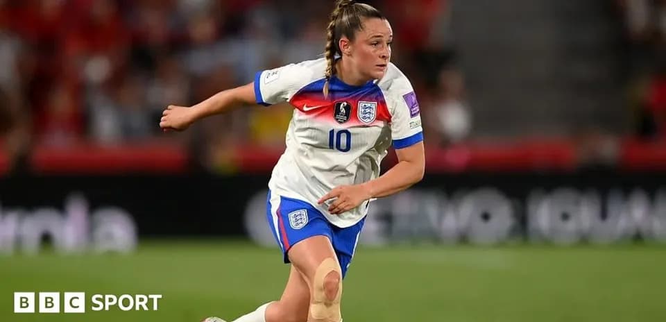 Jugadora de Inglaterra corriendo en el campo de fútbol