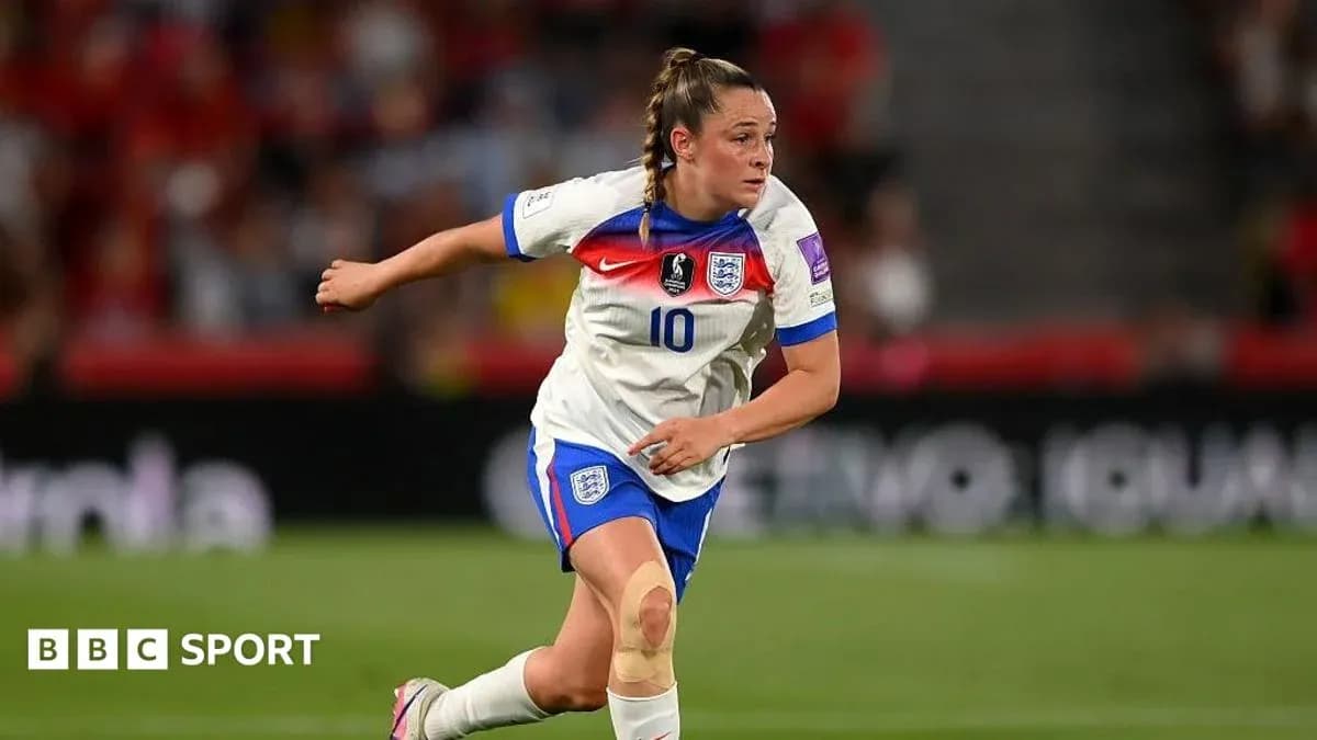 Jugadora de Inglaterra corriendo en el campo de fútbol