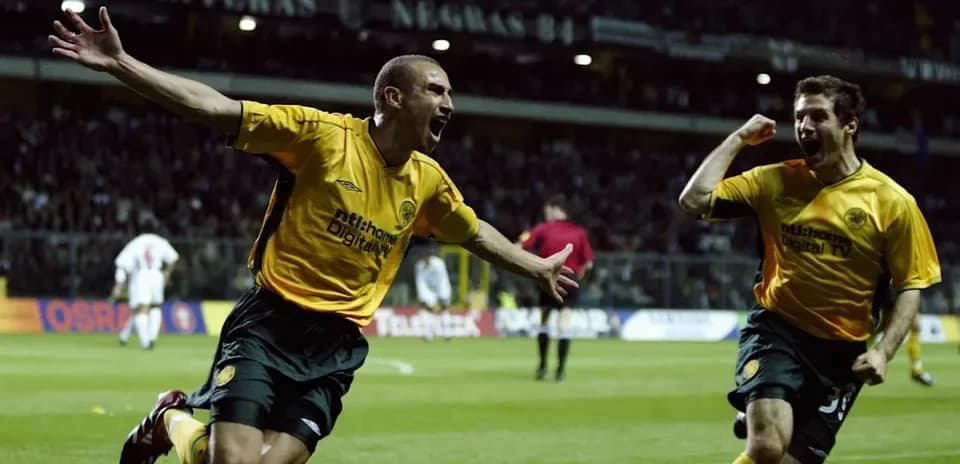 Jugadores celebrando un gol en el estadio