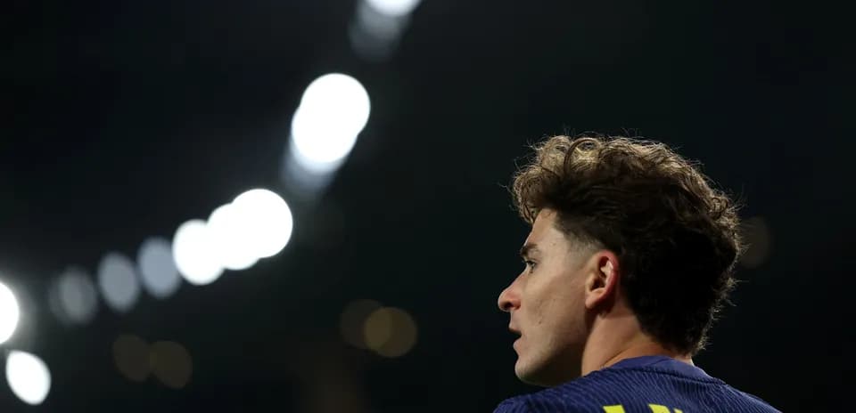Jugador J. Álvarez en el campo iluminado