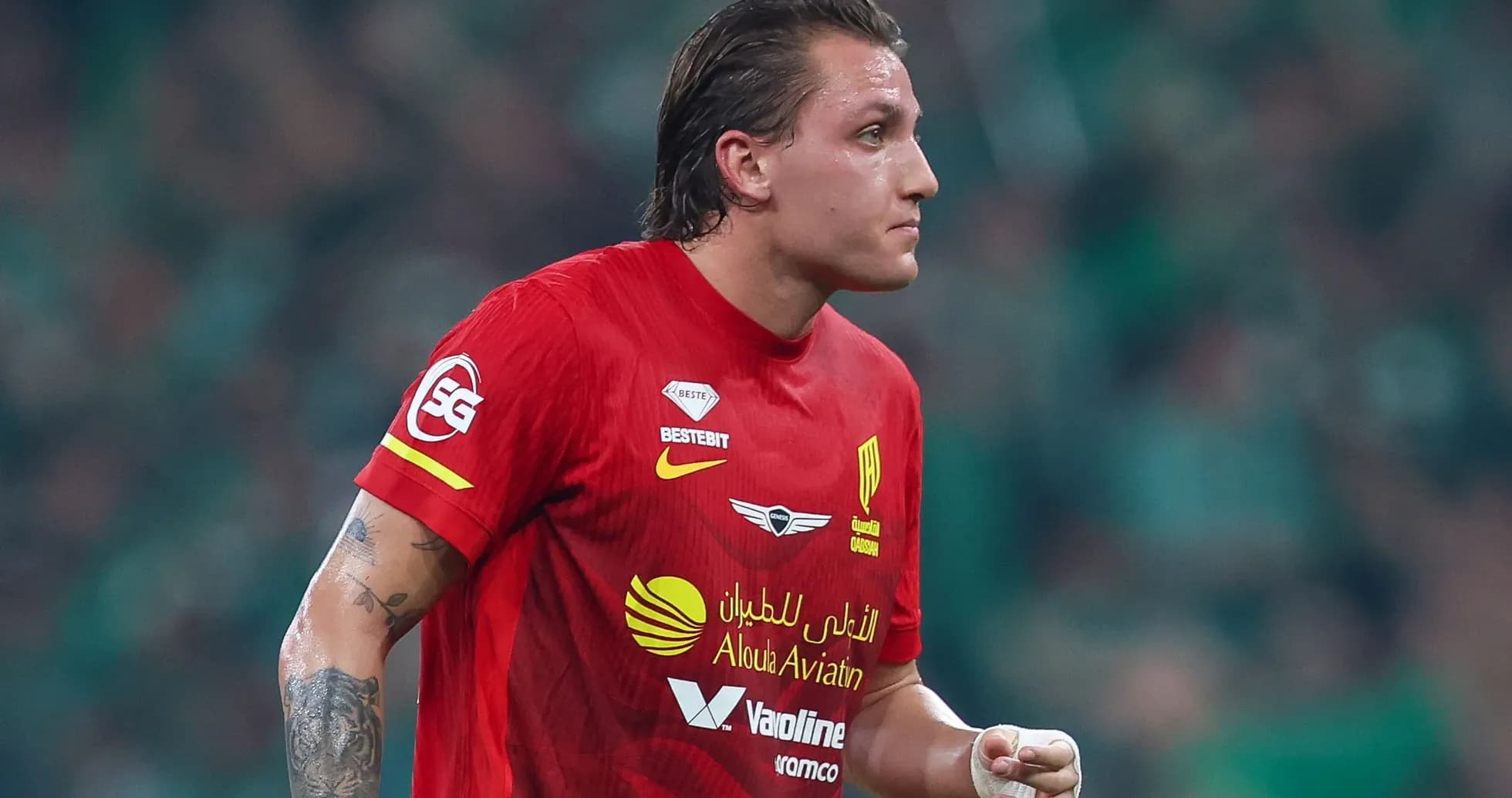 Jugador en uniforme rojo durante el partido
