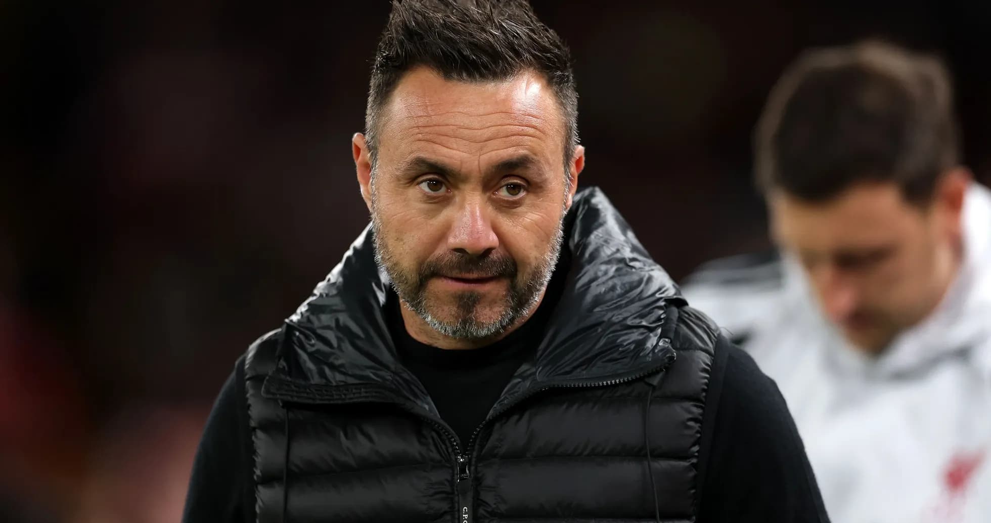 Entrenador observando el partido en la banda
