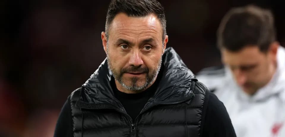 Entrenador observando el partido en la banda
